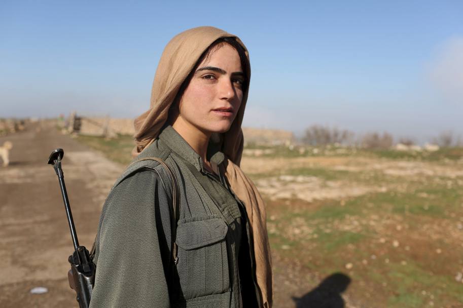 Marzo 2015: una combattente del Partito dei lavoratori del Kurdistan (Pkk) di guardia presso la citt di Sinjar (Iraq) minacciata dai miliziani del cosiddetto Stato islamico (Reuters) 
